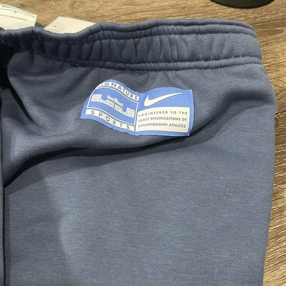 LeBron Standard Issue Therma-FIT Basketball Trousers